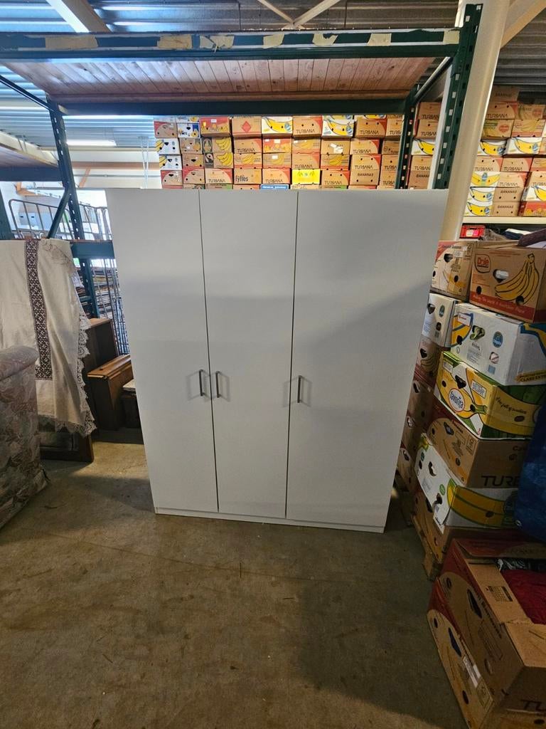 Eenvoudige Witte kledingkast met drie deuren, Gebruikt, 100 tot 150 cm, Ophalen of Verzenden, 150 tot 200 cm