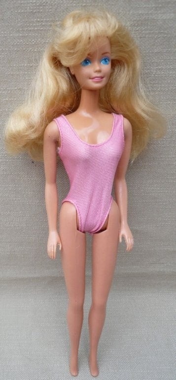 Leuke nostalgische Barbie met roze badpak aan, Verzamelen, Ophalen of Verzenden, Gebruikt, Pop