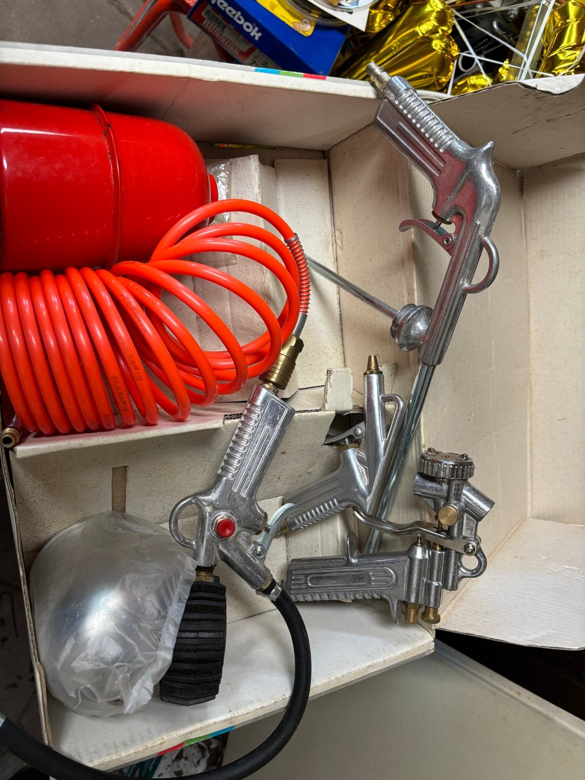 Compressor met 2 sets accessoires - Senior Worker C, Doe-het-zelf en Verbouw, Compressors, Gebruikt, 6 tot 10 bar, Ophalen of Verzenden