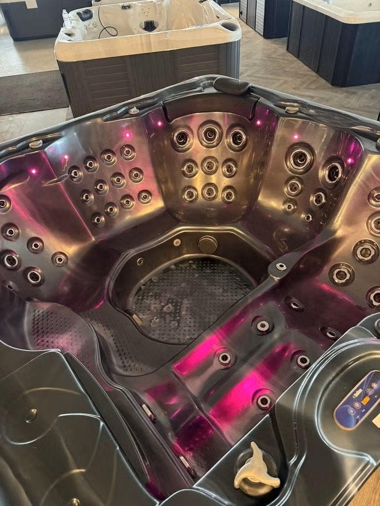 Luxe 5-persoons Spa 4 Zitplaatsen + 1 Ligplaats Bomvol Jets, Ophalen, Zo goed als nieuw, Trap, Vast