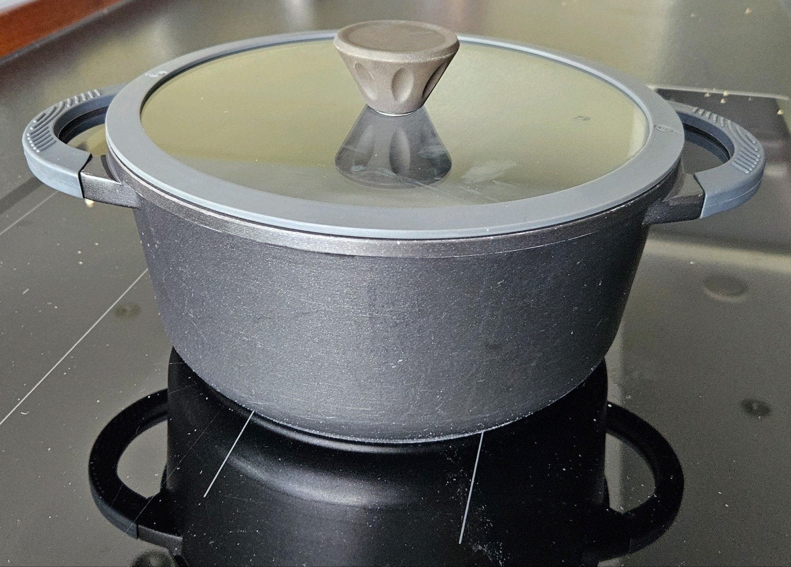 Braadpan 24 cm met glazen deksel, Huis en Inrichting, Keuken | Potten en Pannen, Ophalen, Gebruikt, Aluminium