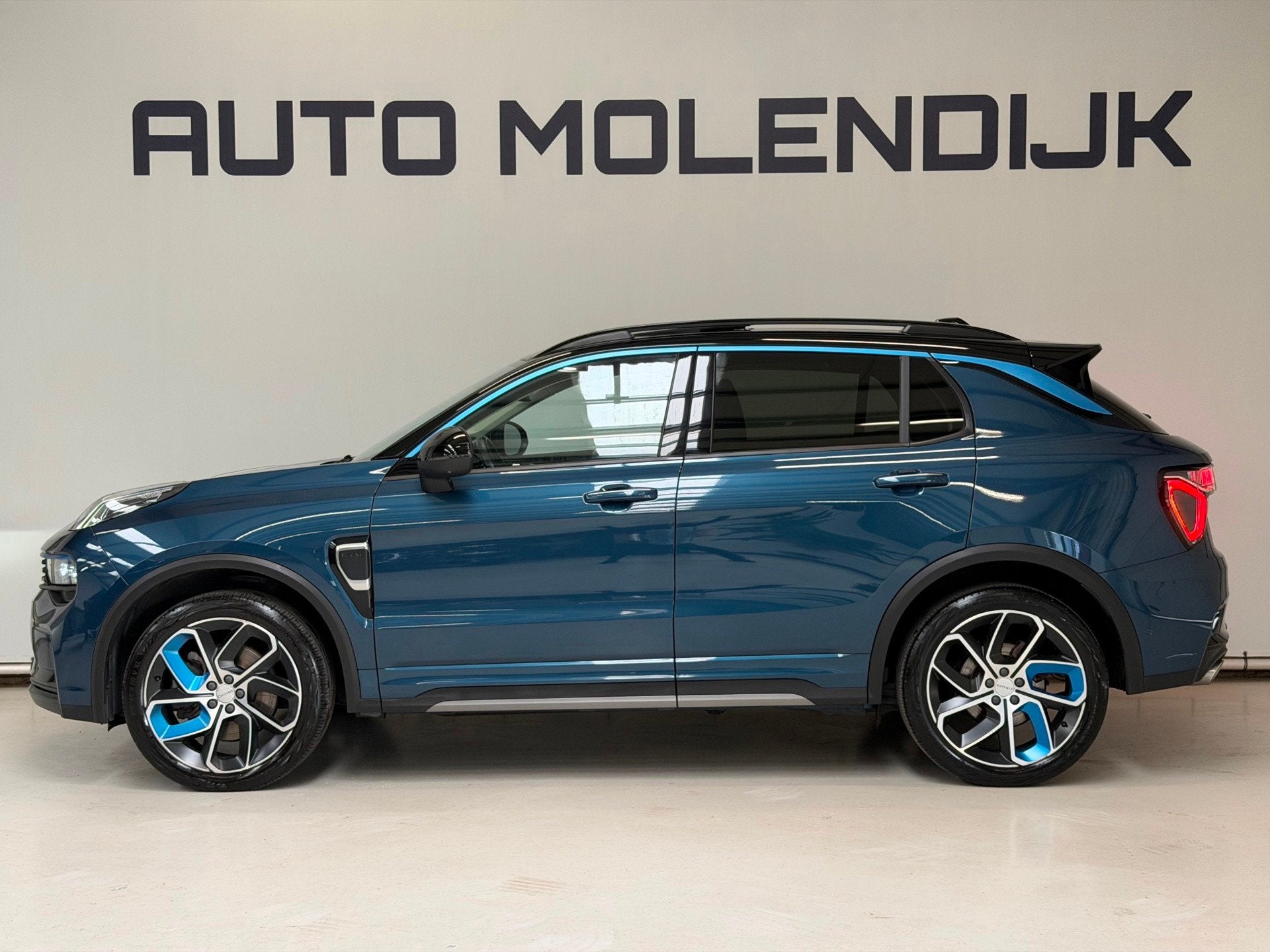 Lynk & Co 01 1.5 PHEV / Pano / Trekhaak / 360 Cam / dealer o, Auto's, Dealer onderhouden, Blauw, 120 €/maand, Bedrijf