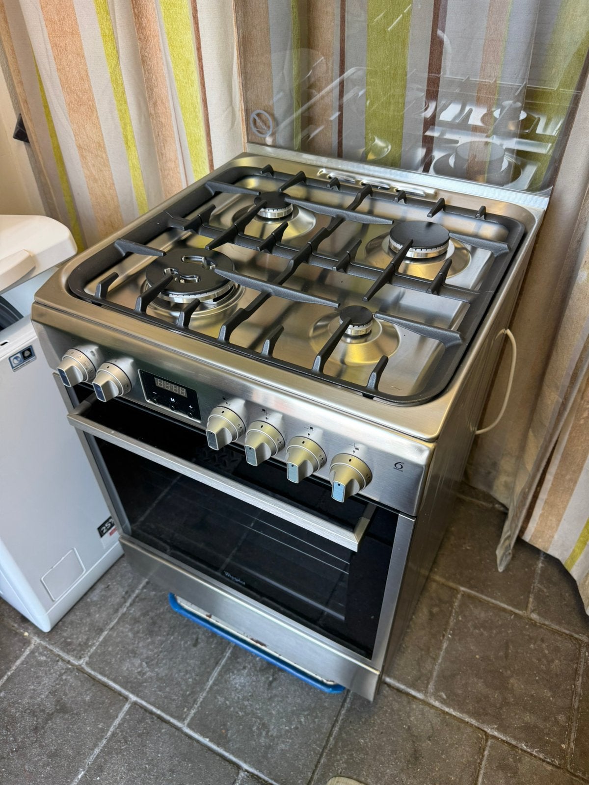 Whirlpool | RVS Fornuis | Wokbrander | Hete Lucht Oven, Ophalen, Minder dan 85 cm, 4 kookzones, Zo goed als nieuw