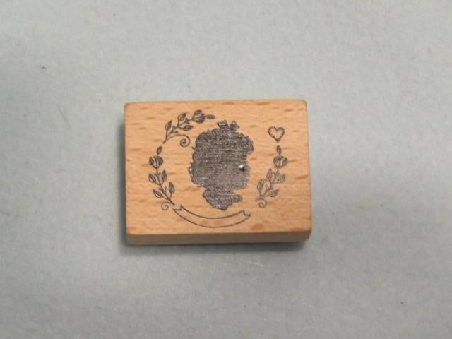 1 EURO OF GRATIS Nieuwe houten stempel meisjeskopje, Ophalen, Nieuw, Houten stempel