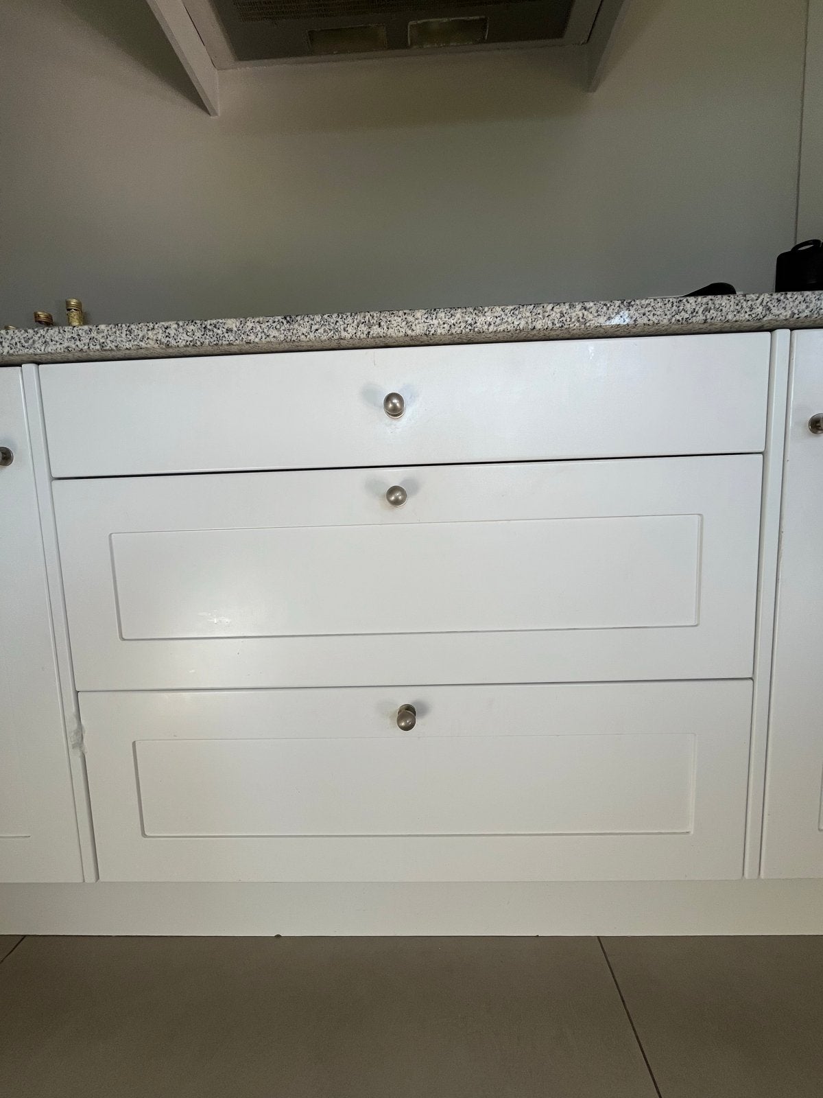 Moderne witte hoekkeuken met granieten blad en inbouwapparat, Huis en Inrichting, Keuken | Complete keukens, Ophalen, Gebruikt