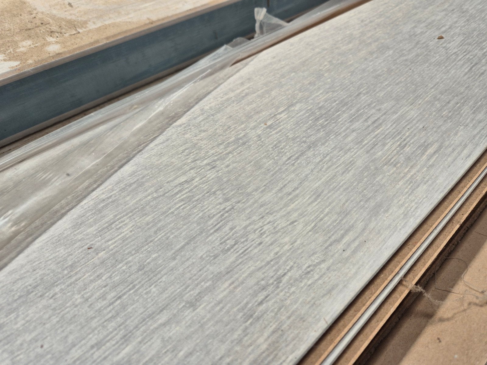 52m² lichtgrijs klik laminaat houtlook 2050x205x9,5mm, Ophalen, Nieuw, 50 tot 75 m², Laminaat