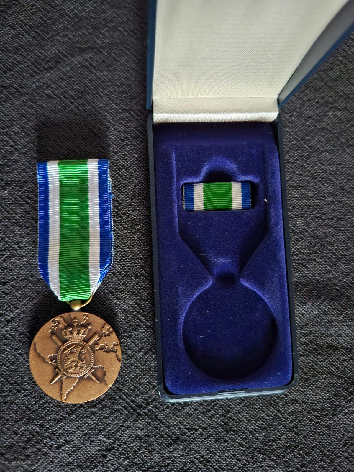 Landmacht medaille + baton in box, Verzenden, Landmacht, Nederland