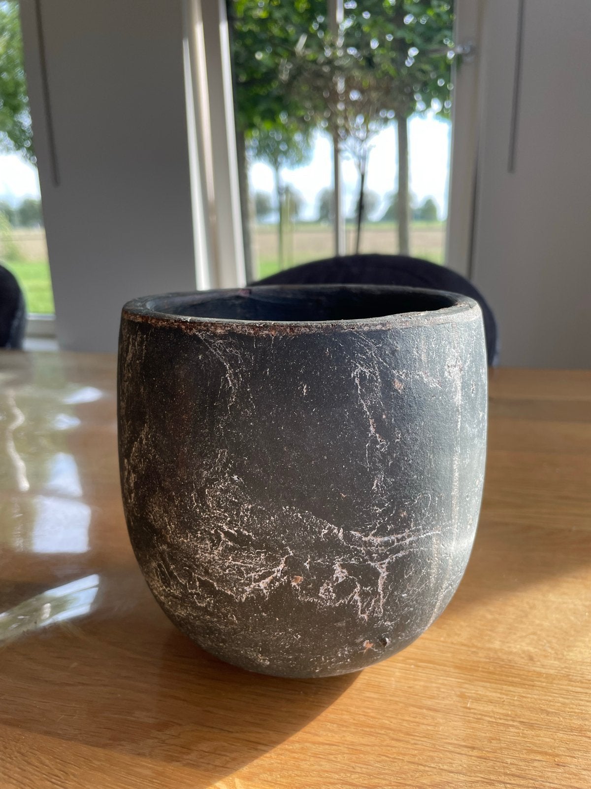 Decoratieve zwarte pot met verweerde look, Ophalen