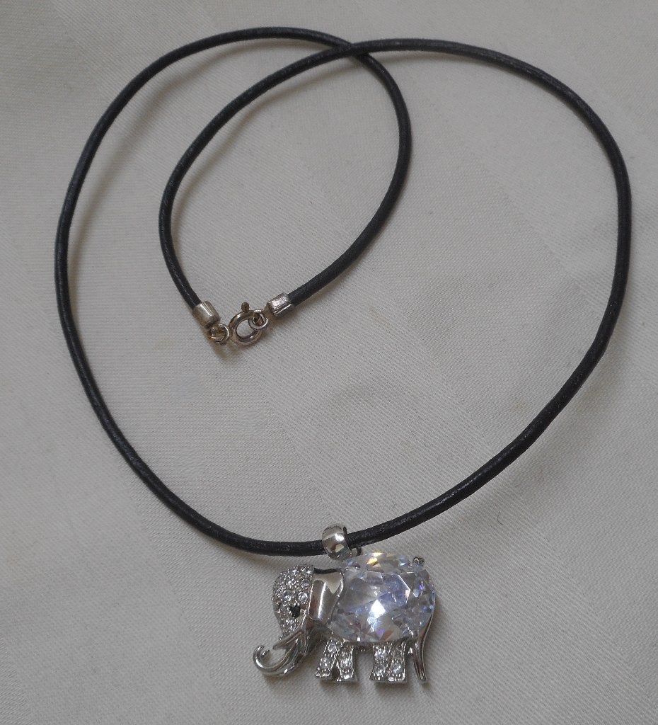 Zilveren olifant hanger aan leren koord nr.391, Met hanger, Verzenden, Zo goed als nieuw, Zilver