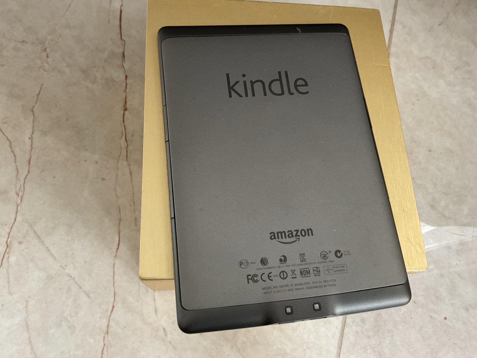 🔥 Amazon Kindle E-reader D01100 - scherm defect 🔥, Computers en Software, Ophalen of Verzenden, Zo goed als nieuw, 6 inch of minder