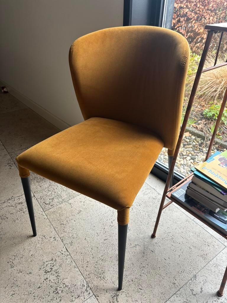 Oker gele stoel met metalen poten pmp furniture, Huis en Inrichting, Stoelen, Ophalen, Zo goed als nieuw, Overige kleuren, Eén