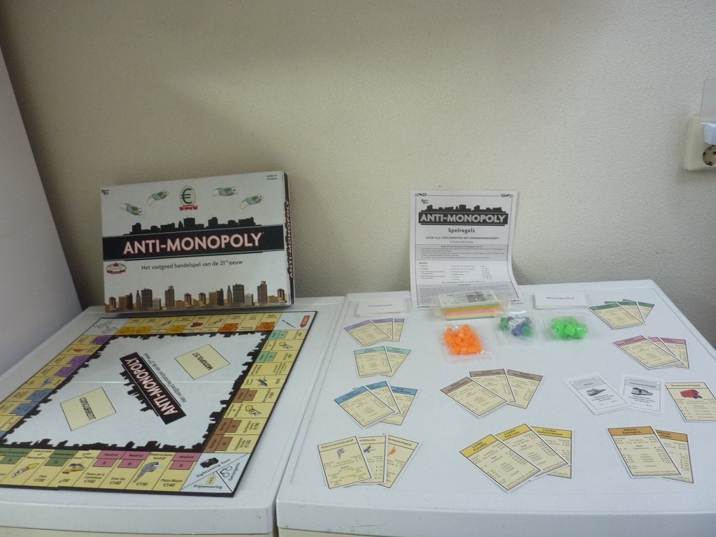 Anti-monopoly., Vijf spelers of meer, Ophalen of Verzenden, Zo goed als nieuw, University Games