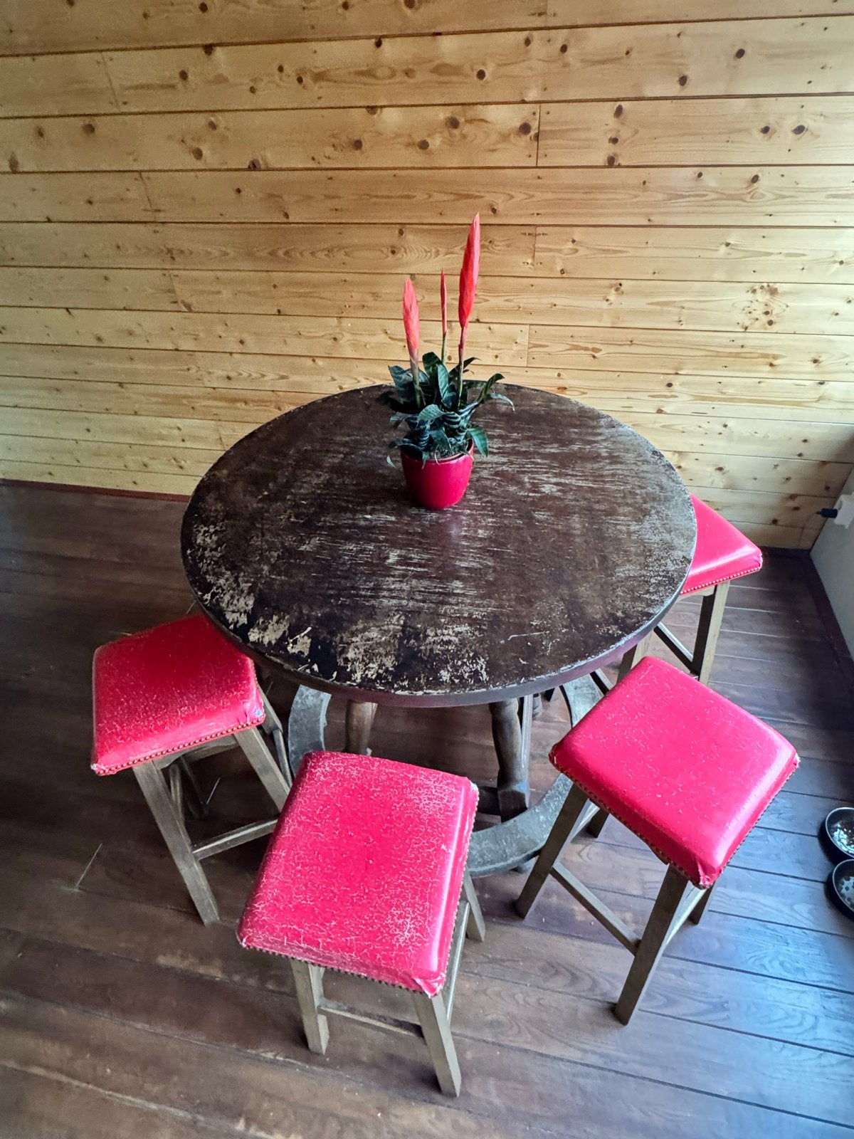 Rustieke houten bartafel met 6 krukken - rood kunstleer, Ophalen, Gebruikt