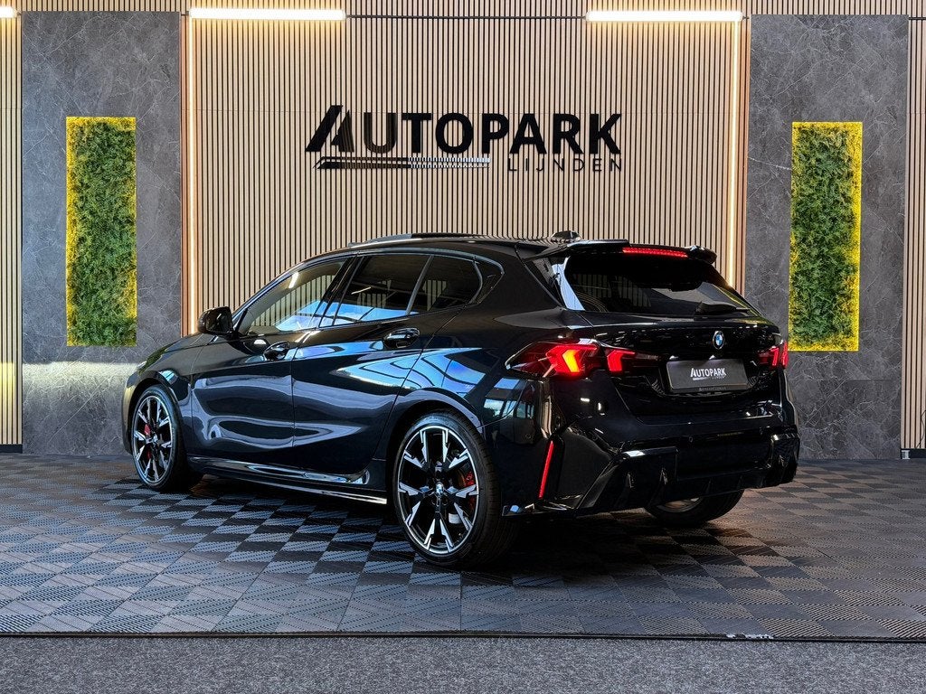 BMW 1-serie 120 M Sport Pro PANO|FABRIEKSGARANTIE|HARMAN KAR, Gebruikt, 156 pk, Automatische klimaatregeling, Zwart
