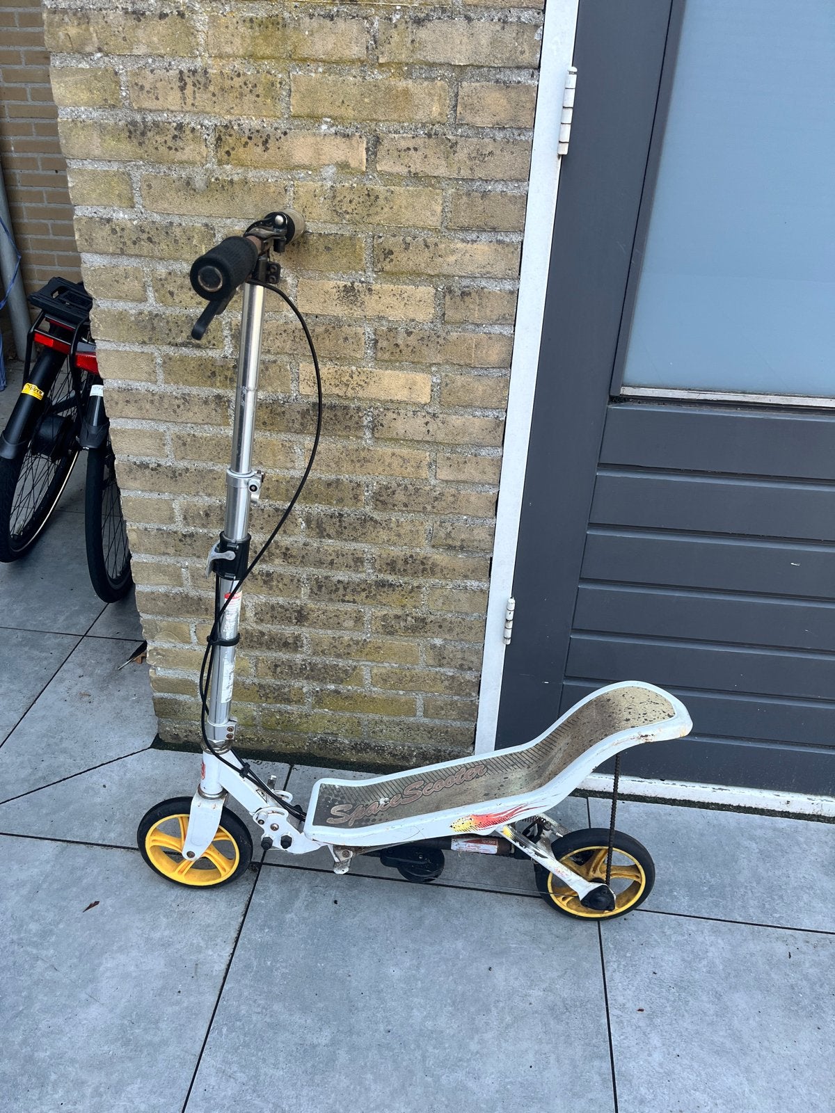 Leuke gebruikte Space scooter met geel/witte accenten, Ophalen, Gebruikt, Gewone step