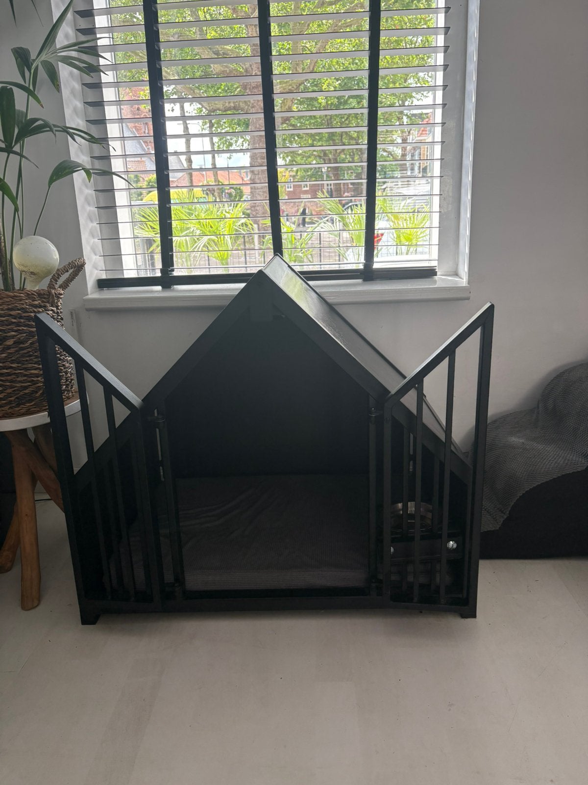 WOEF bench hond maat S + drink/voerbak en bijpassende kussen, Dieren en Toebehoren, Hondenhokken, Ophalen, 65 tot 100 cm, Hondenhok