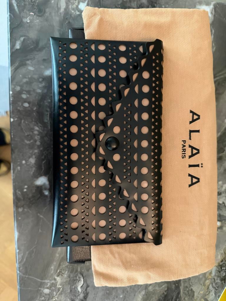 Alaïa Enveloppe Tas - Zwart Leer met Lasergesneden Patroon, Ophalen of Verzenden, Zo goed als nieuw, Zwart, Avondtasje
