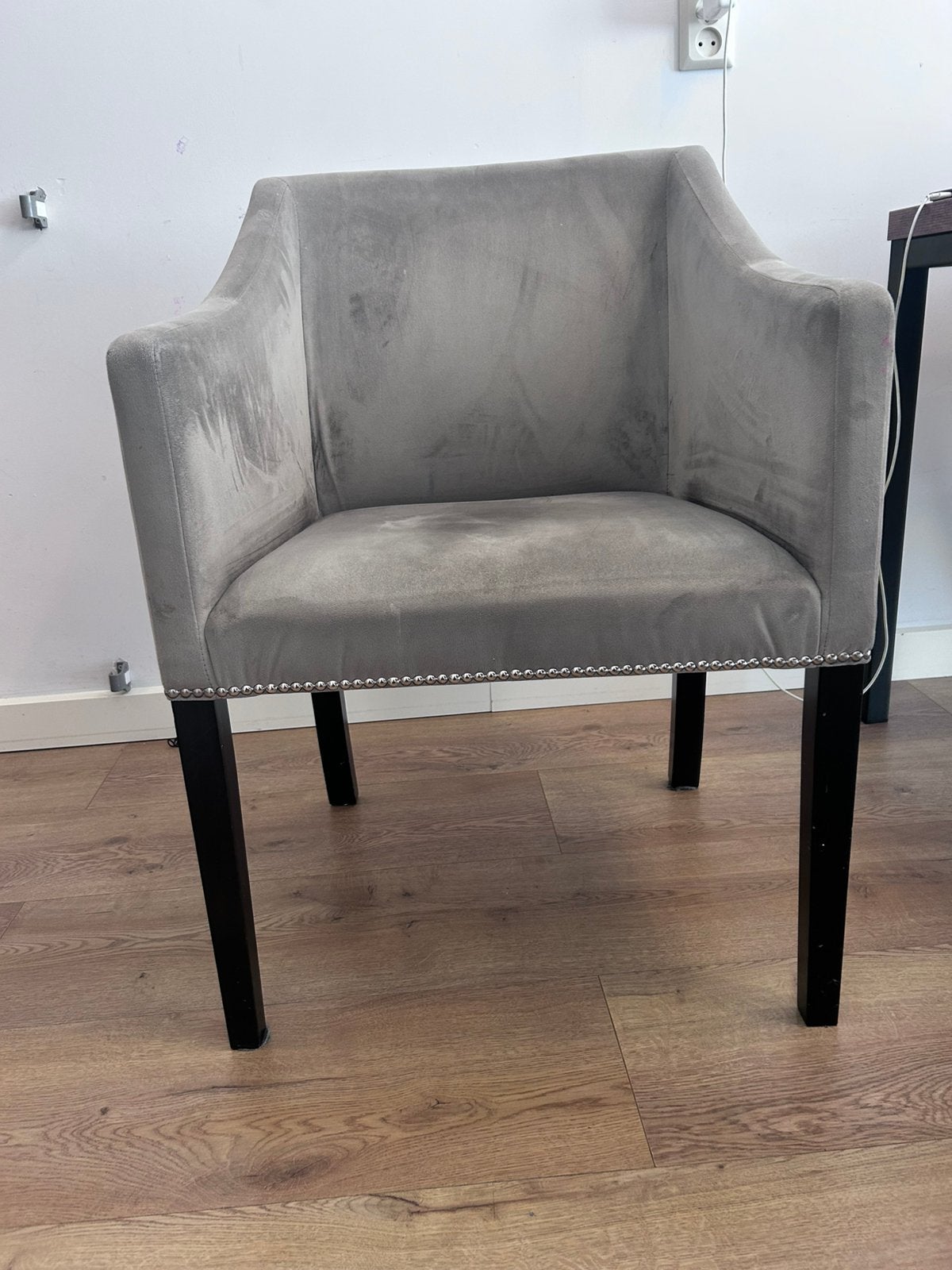 Prachtige grijskleurige velourse stoelen | Eichholtz look