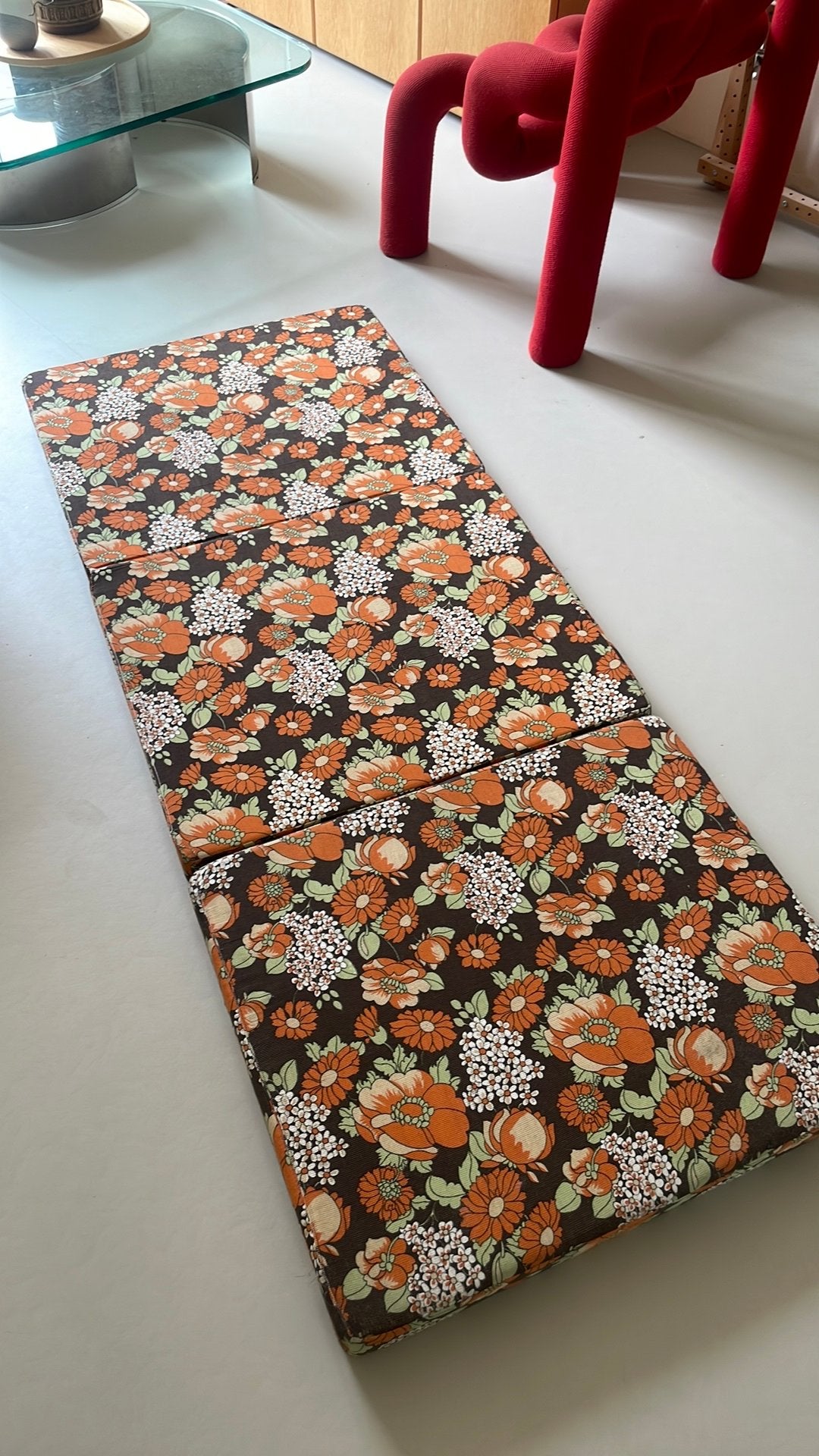 Vintage vouwmatras met oranje bloemen motief, Caravans en Kamperen, Ophalen of Verzenden, Gebruikt, 1-persoons