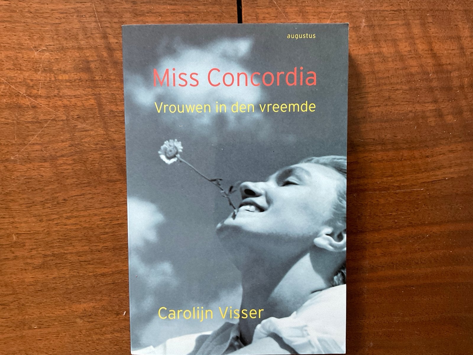 Miss Concordia: Vrouwen in den vreemde - Carolijn Visser, Ophalen of Verzenden, Gelezen, Nederland