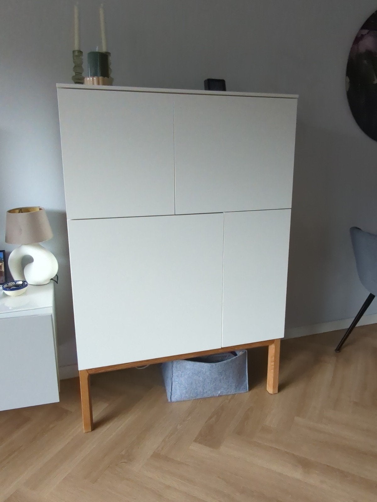 Moderne witte kast met houten poten, Huis en Inrichting, Kasten | Kledingkasten, Ophalen, 100 tot 150 cm, 50 tot 100 cm, Modern