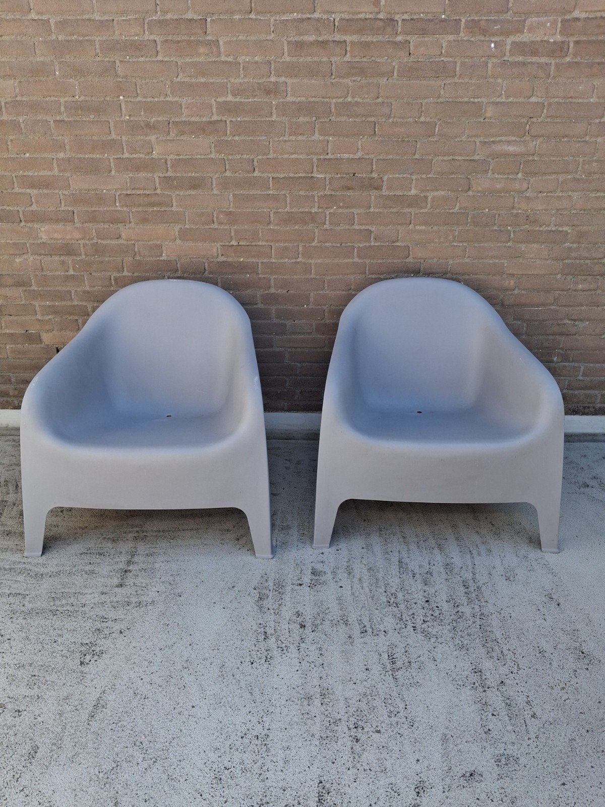 2x grijze kunststof stoelen - Tuinstoelen, Ophalen of Verzenden, Gebruikt, Kunststof