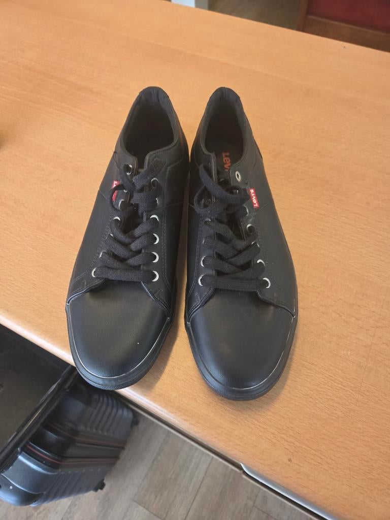 Levi's zwarte sneakers maat 44,een keer gedragen., Ophalen of Verzenden
