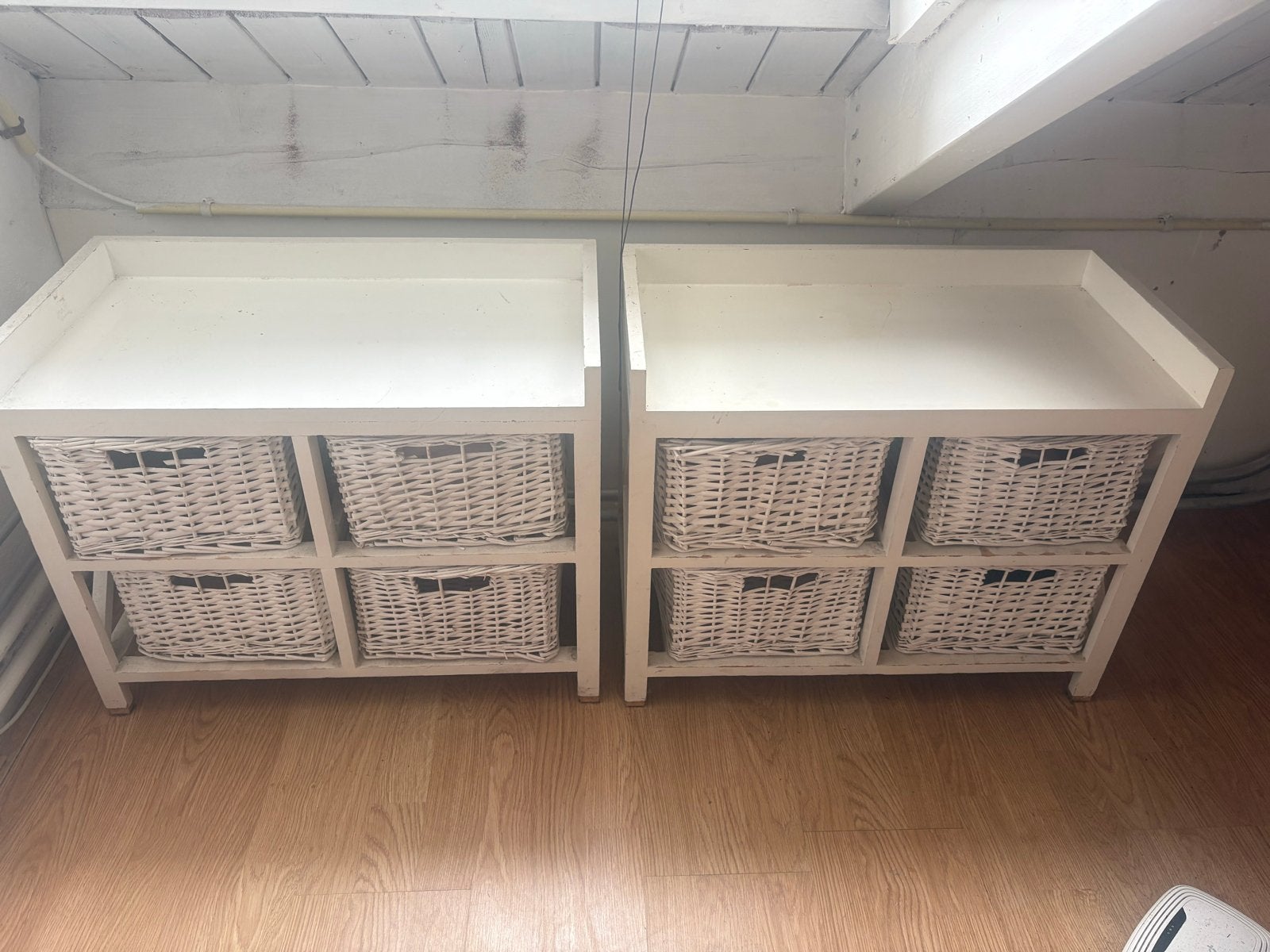 Twee witte commodes met rieten manden, Ophalen, Gebruikt, 25 tot 50 cm, 50 tot 100 cm