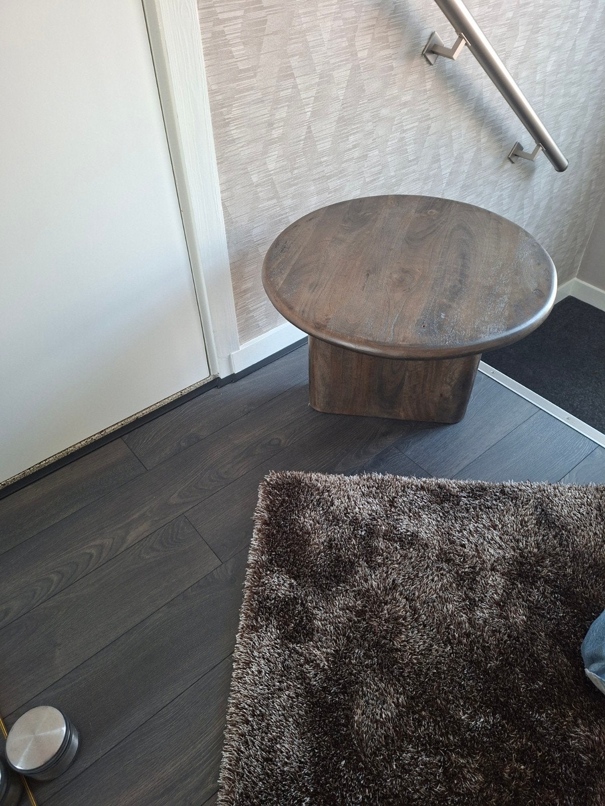 Foto 4 van Donker houten mango bijzet/salontafel - Robuust en stijlvol