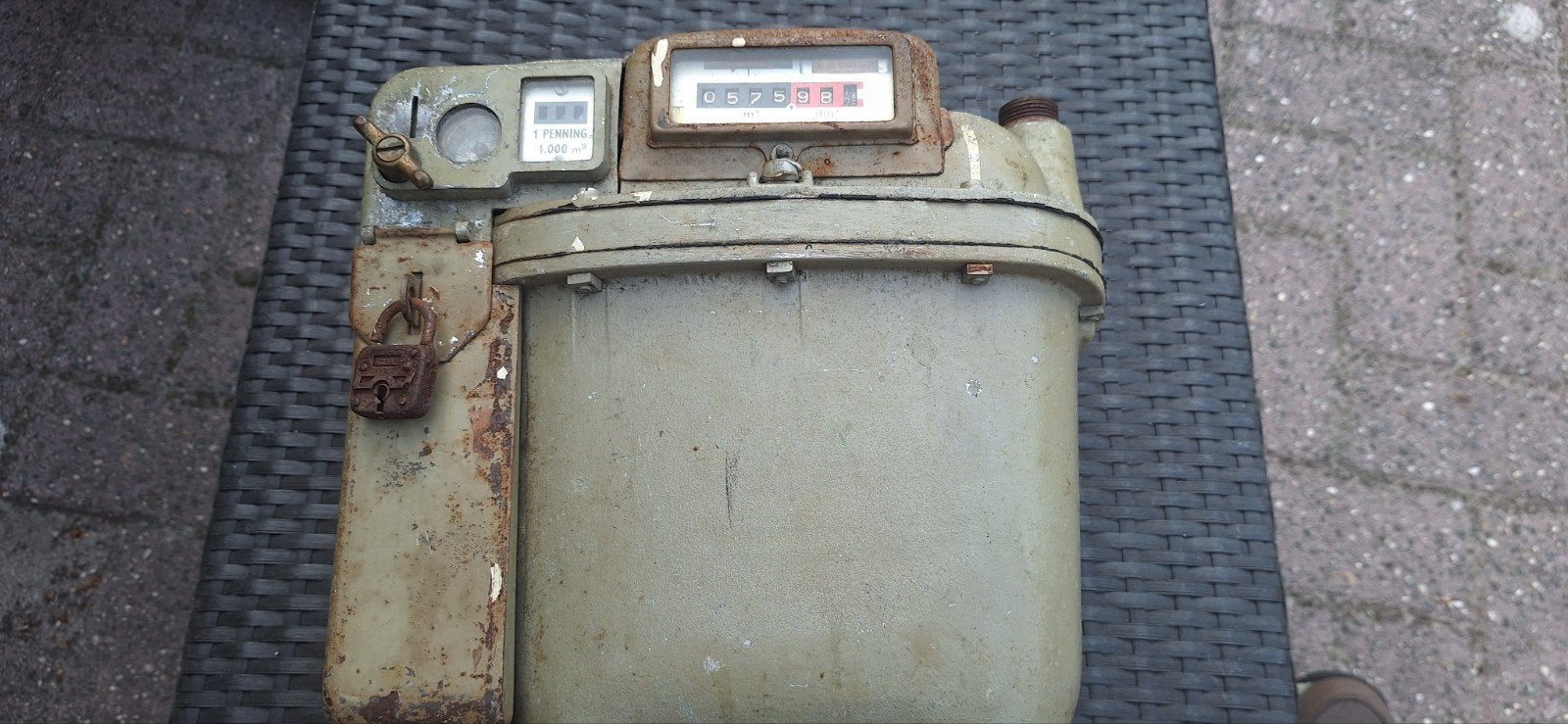 een oude gasmeter waar munten in moesten, Ophalen