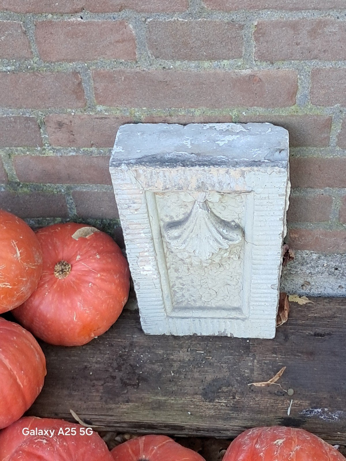 Sluitsteen. Decoratieve gevelsteen met druiventros reliëf, Ophalen of Verzenden
