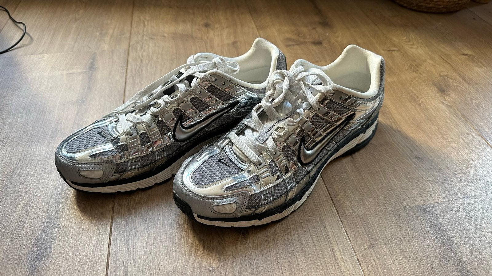 Nike P-6000 Sneakers - maat 44,5 - metallic silver, Ophalen of Verzenden, Zo goed als nieuw, Wit, Sneakers of Gympen