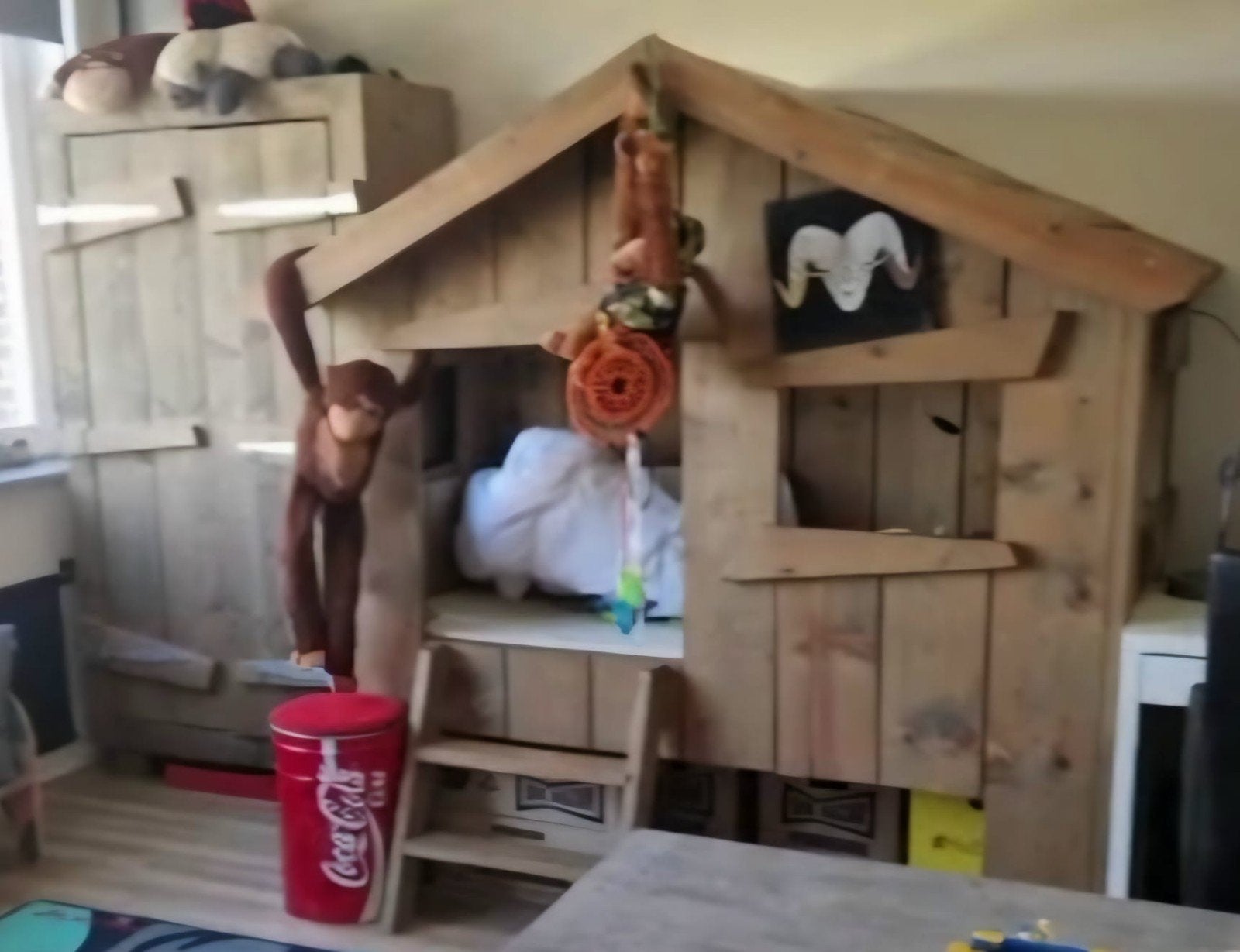 Uniek Houten Huisbed met bijbehorende kast voor Kinderkamer, Ophalen, Gebruikt, 70 tot 85 cm, Hoogslaper of Stapelbed