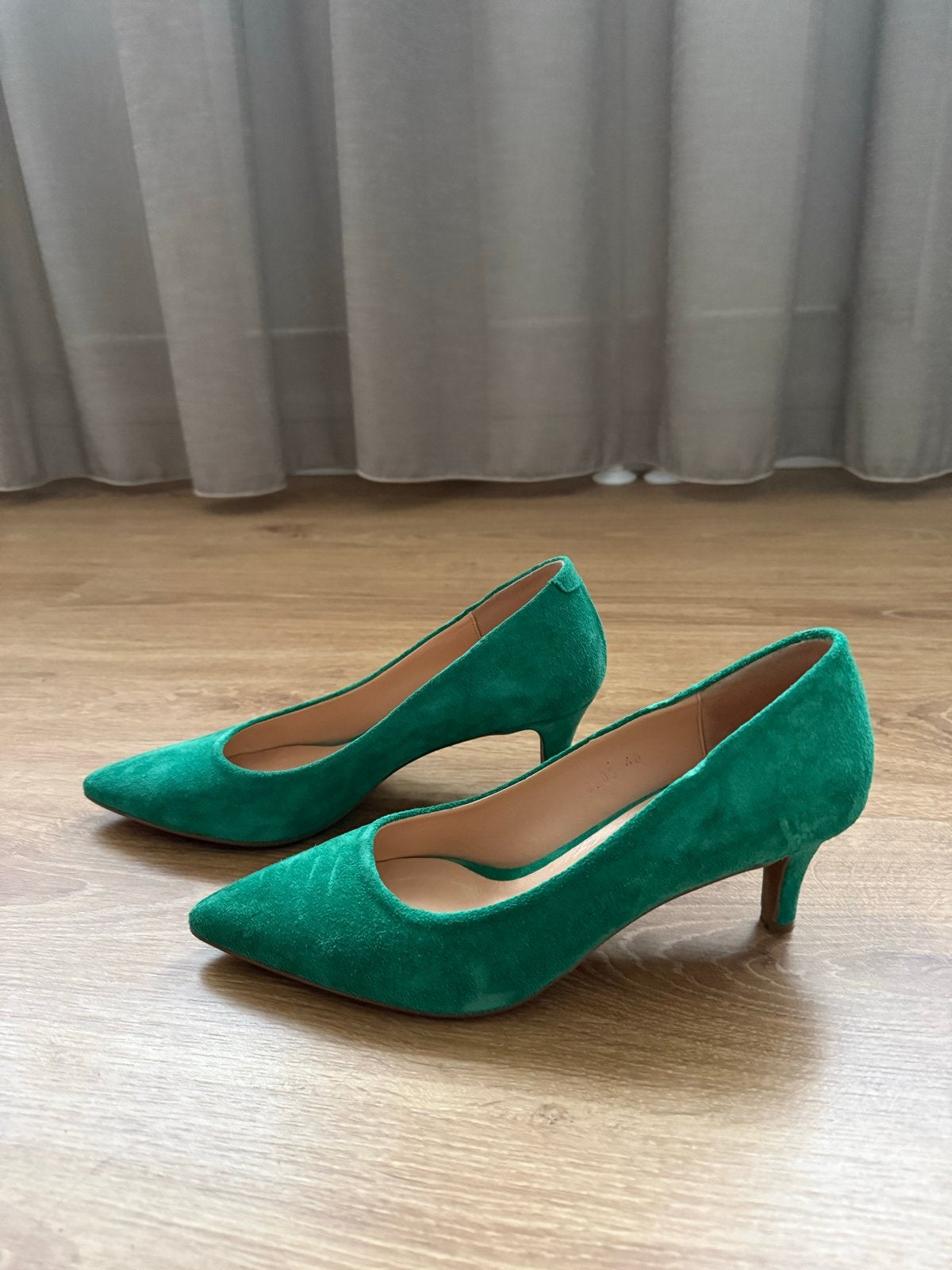 Groene suède pumps - Babouche Lifestyle, Ophalen of Verzenden, Gedragen, Groen, Pumps