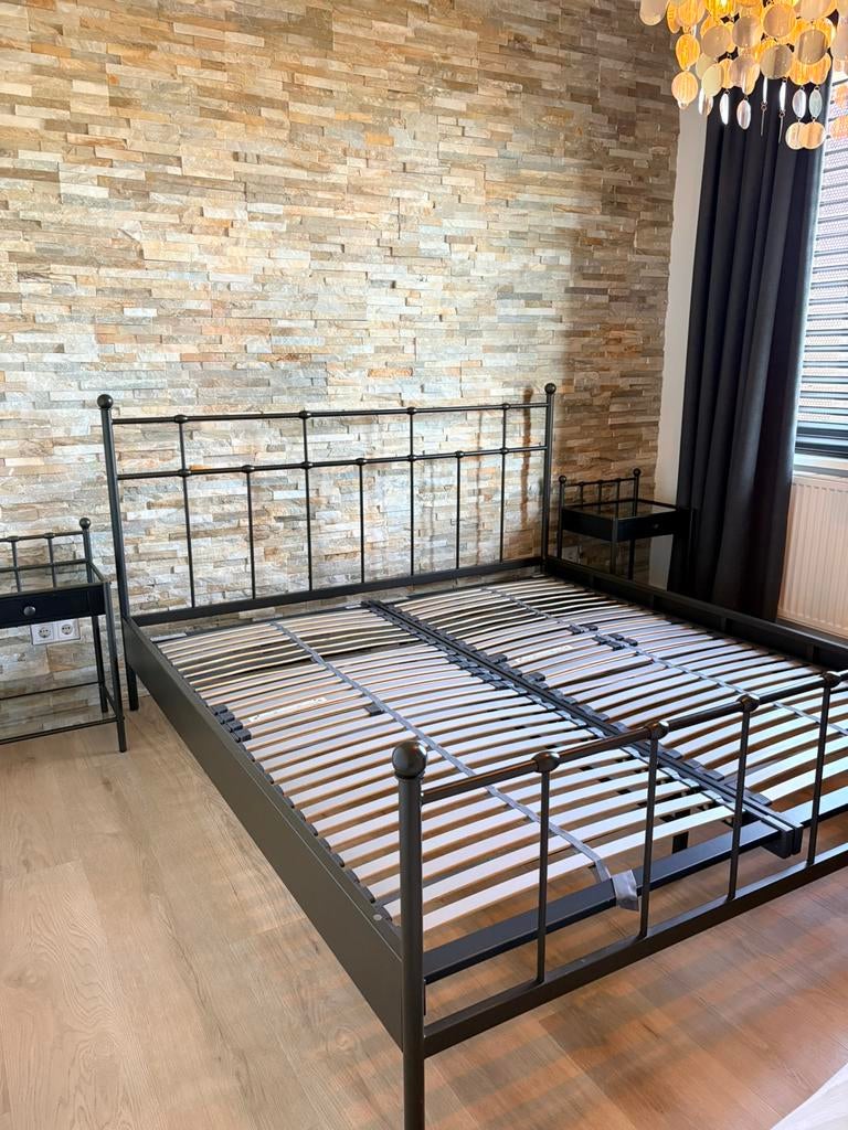 Stalen bed inclusief 2 nachtkastjes, Ophalen, Gebruikt, Zwart, Tweepersoons