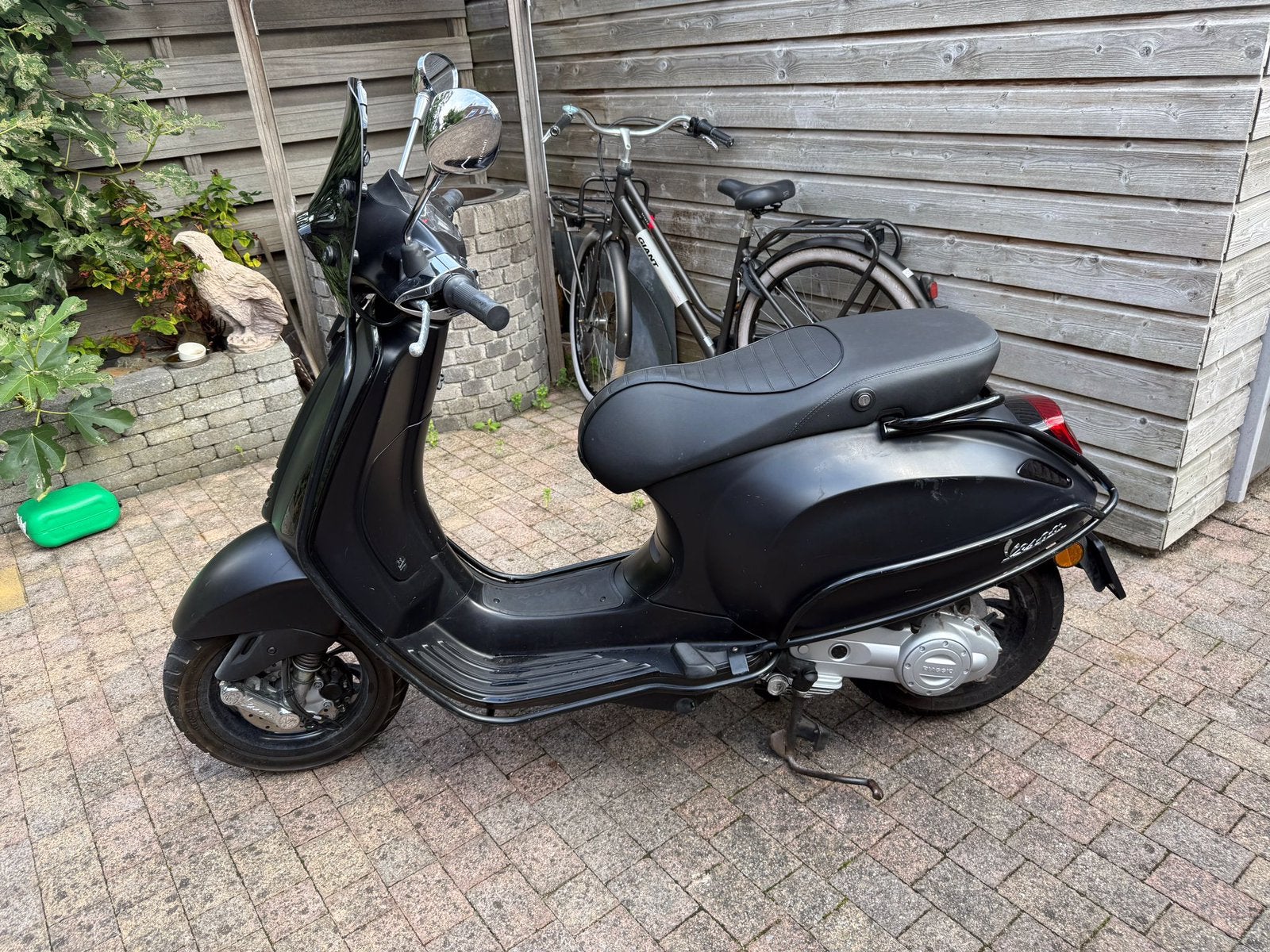 Vespa Sprint kleur mat zwart, Fietsen en Brommers, Ophalen, Zo goed als nieuw, Benzine