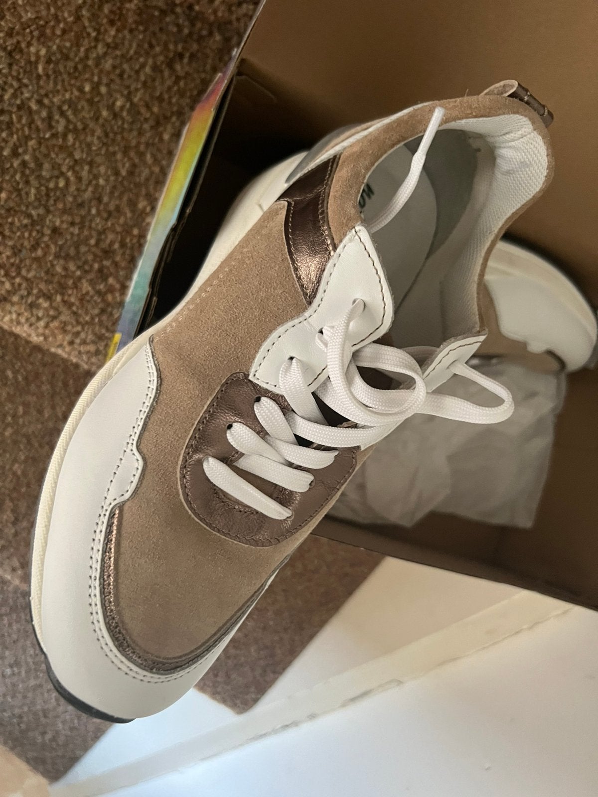 Stijlvolle beige en witte sneakers met sleehak, Ophalen of Verzenden, Nieuw, Beige, Sneakers of Gympen