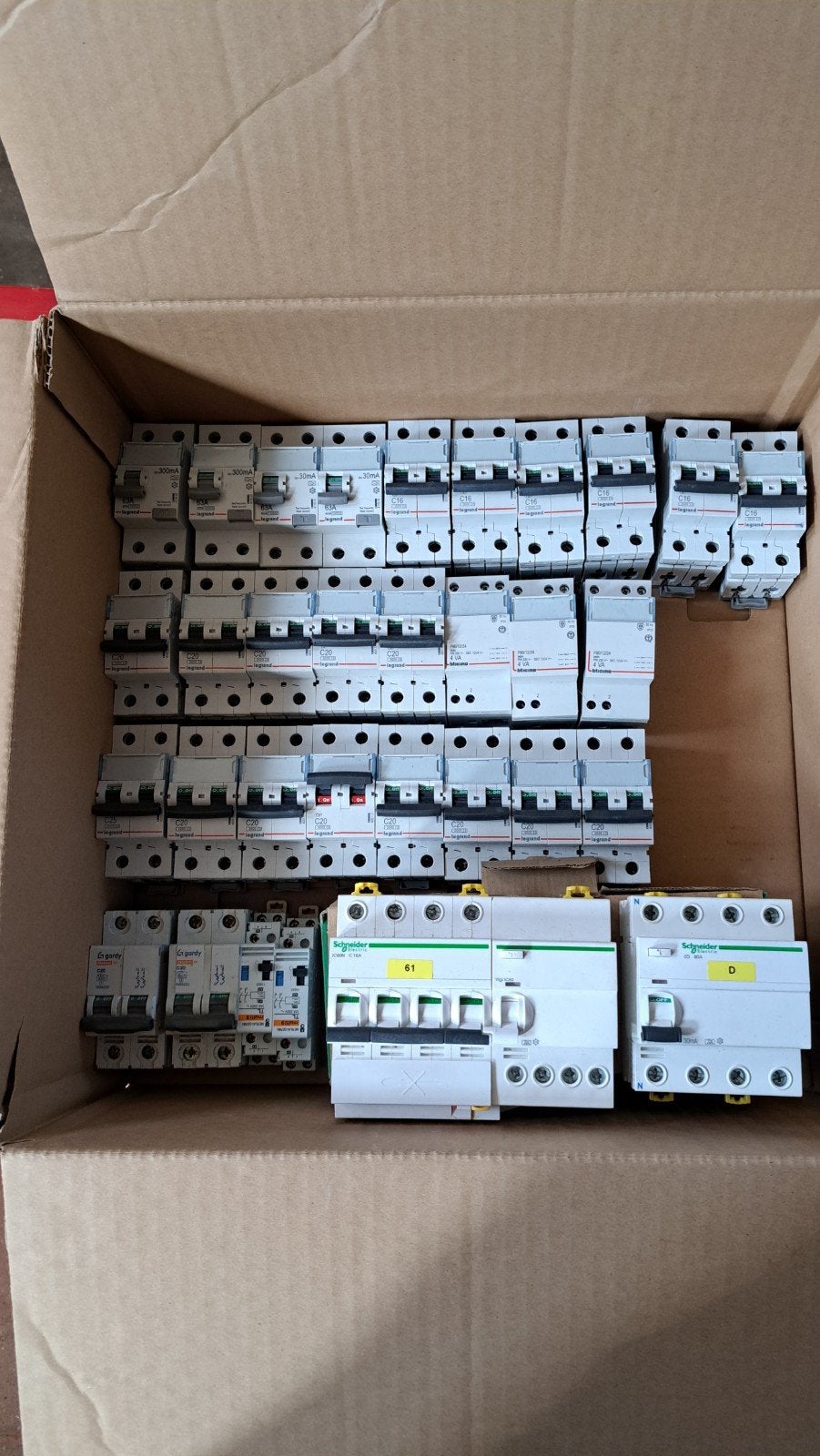 Partij diverse aardlekschakelaars en installatieautomaten, Ophalen