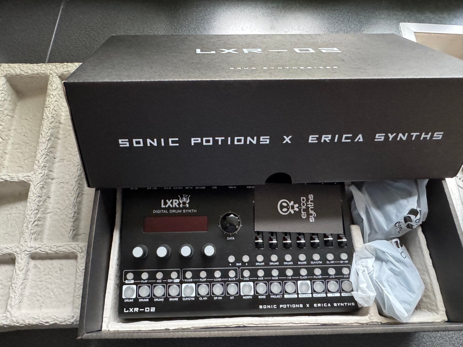 Erica Synths LXR-02 Digitale Drum Synthesizer, Overige merken, Zo goed als nieuw, Met midi-aansluiting, Overige aantallen