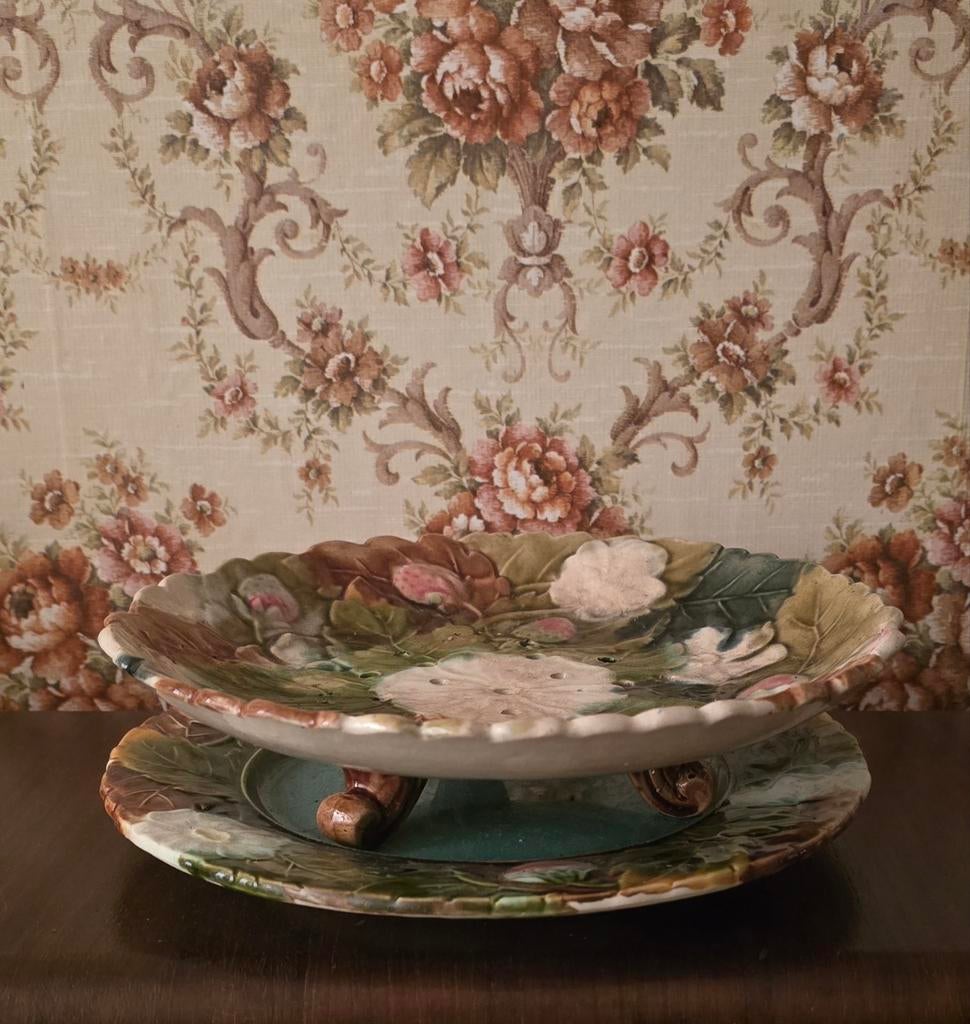 Oude Franse gebloemde barbotine fruittest met onderbord, Antiek en Kunst, Curiosa en Brocante, Ophalen of Verzenden