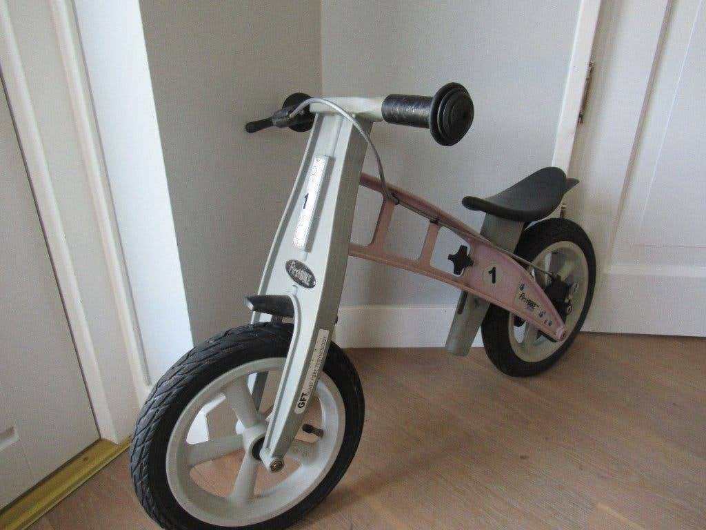 FirstBIKE Loopfiets Basic paars met rem. Zo goed als nieuw., Kinderen en Baby's, Speelgoed | Buiten | Voertuigen en Loopfietsen
