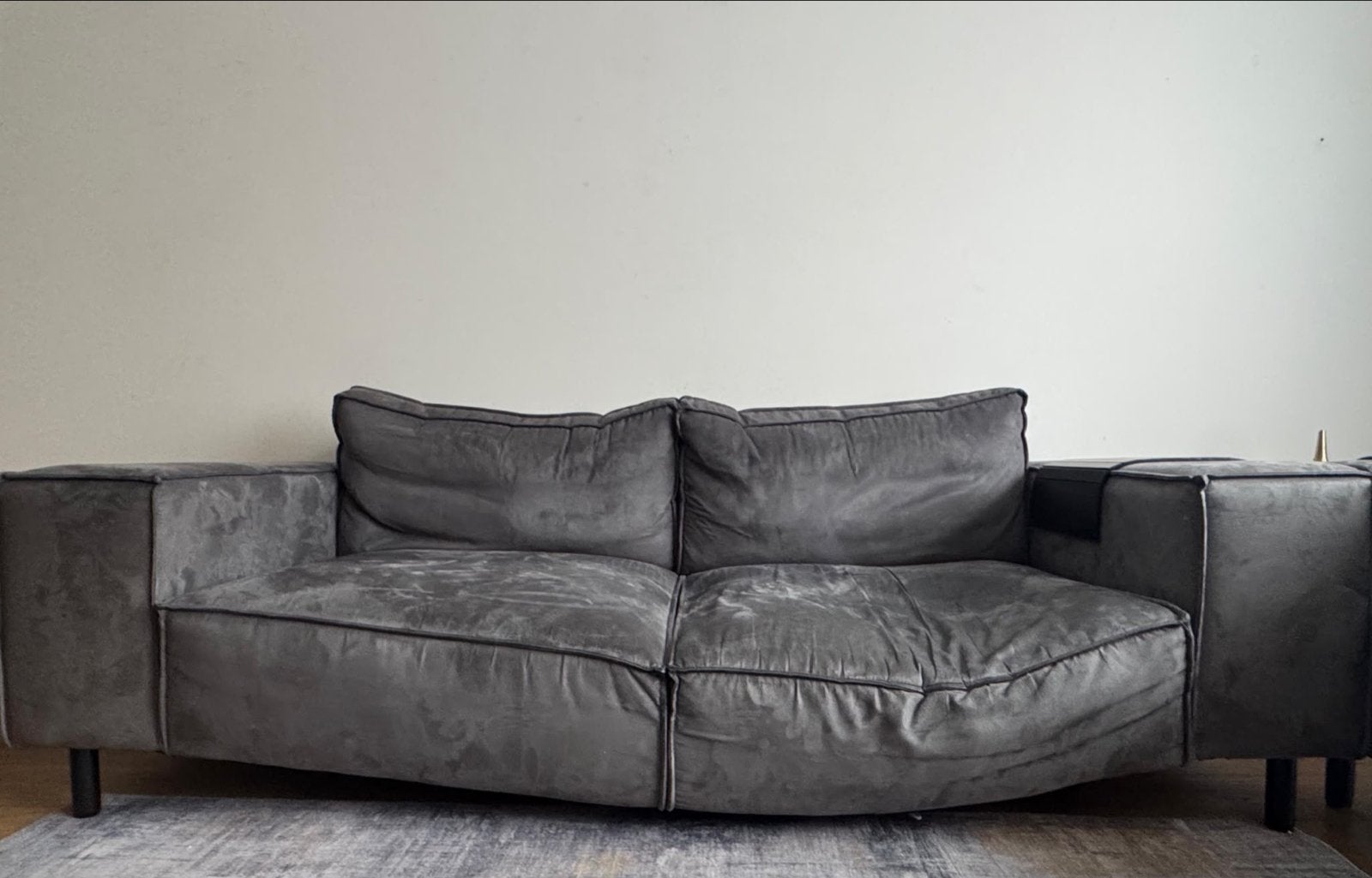 Grijze tweepersoonsbank met beschadigd frame, Huis en Inrichting, Ophalen, Gebruikt, 100 tot 125 cm, Tweepersoons