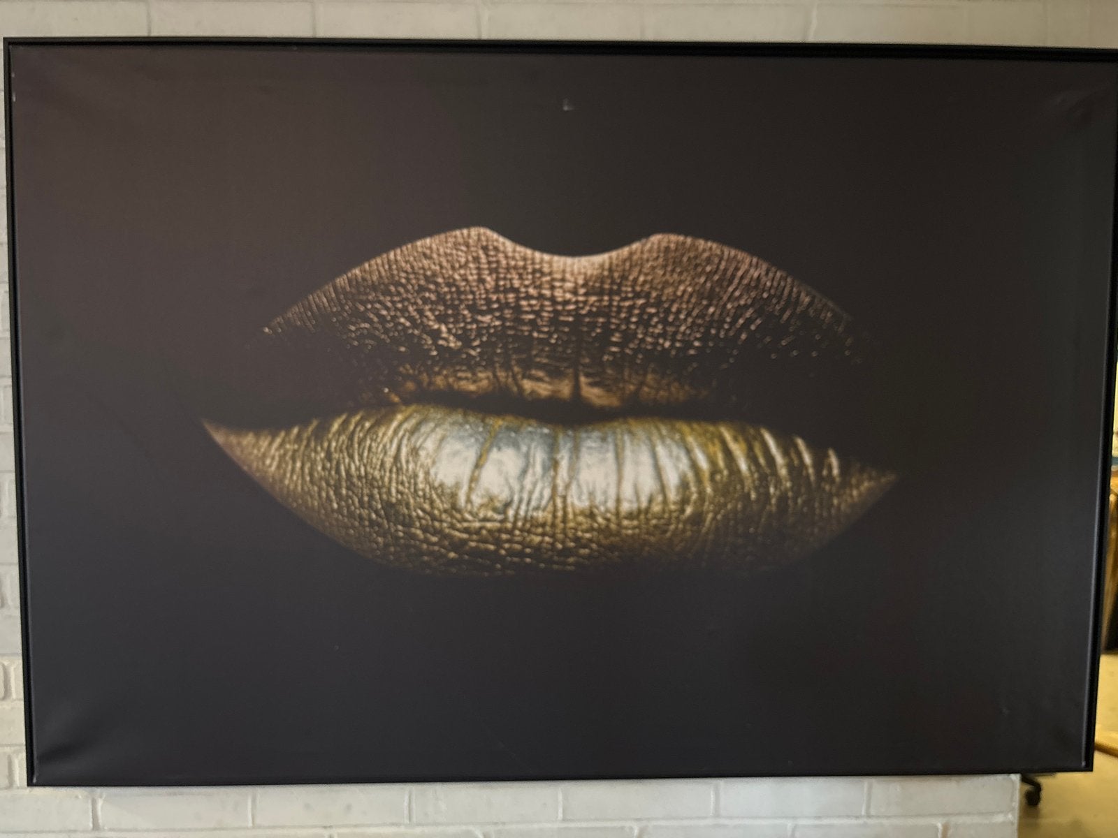 Modern schilderij met gouden lippen op zwart doek, Overig onderwerp, Ophalen of Verzenden, Ingelijst, Print