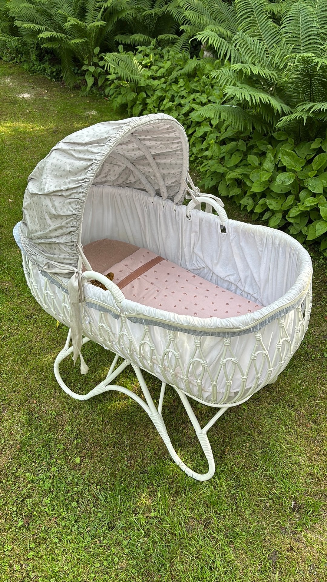 Witte rotan retro vintage wieg stevig solide met rieten kap, Ophalen, Zo goed als nieuw, Wieg
