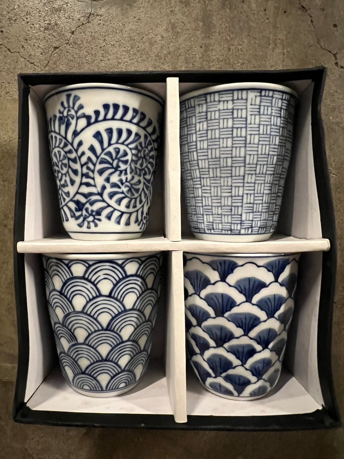 4 blauwe mokken in verpakking NIEUW, Nieuw, Ophalen of Verzenden, Overige stijlen, Kop(pen) en/of Schotel(s)