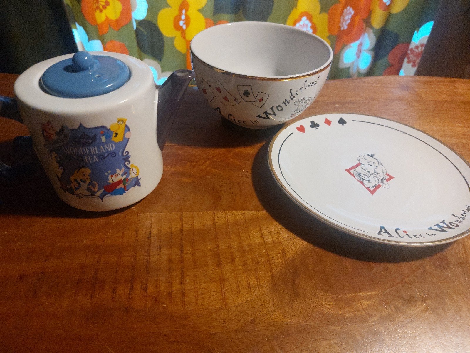 Alice in Wonderland Thee set, kom en bord, Overige merken, Keramiek, Ophalen of Verzenden, Zo goed als nieuw