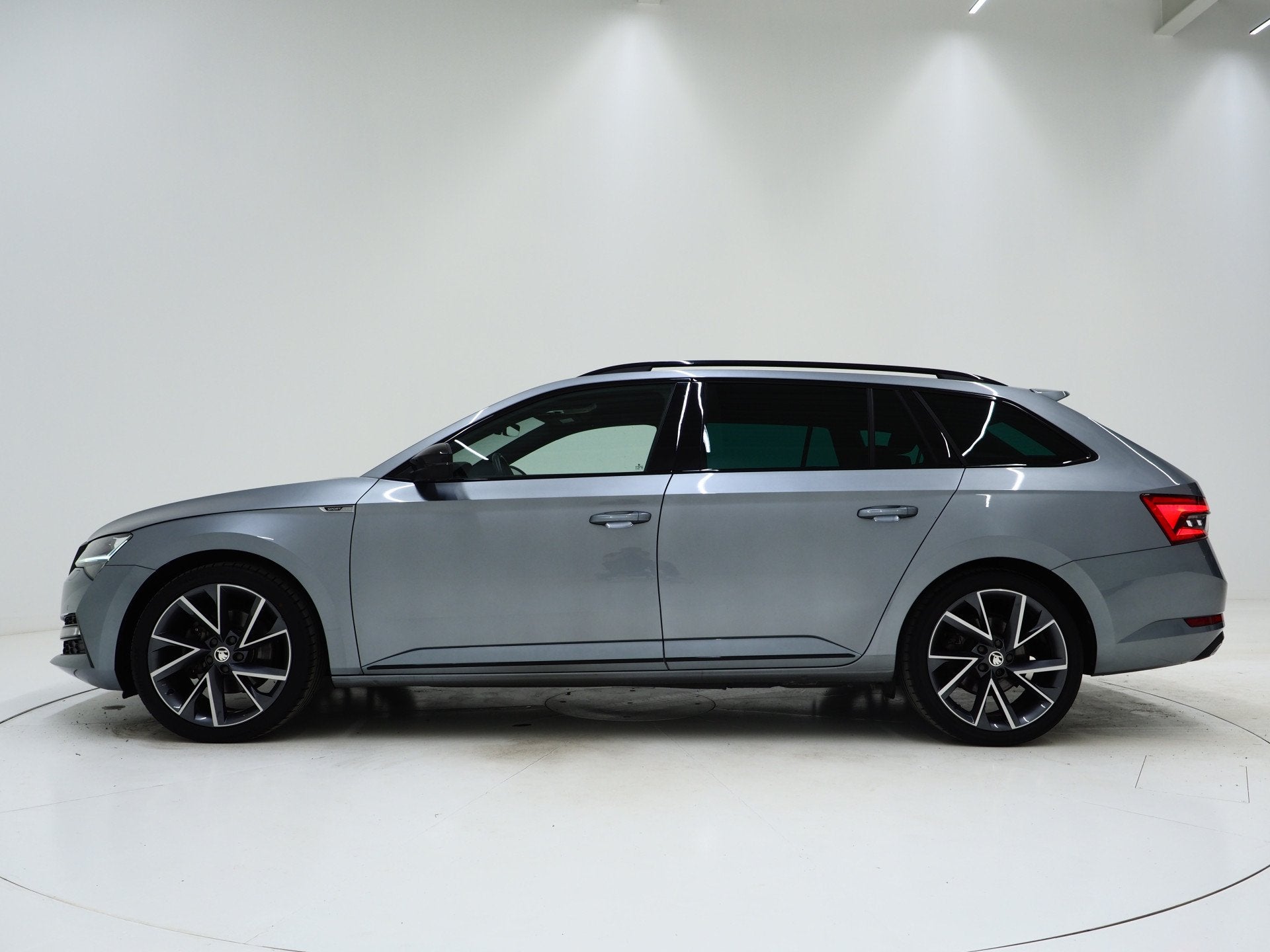 Skoda Superb Combi 1.4 TSI iV Sportline | Leder/Alcantara |, Auto's, Gebruikt, 4 cilinders, Automatische klimaatregeling, 1600 kg