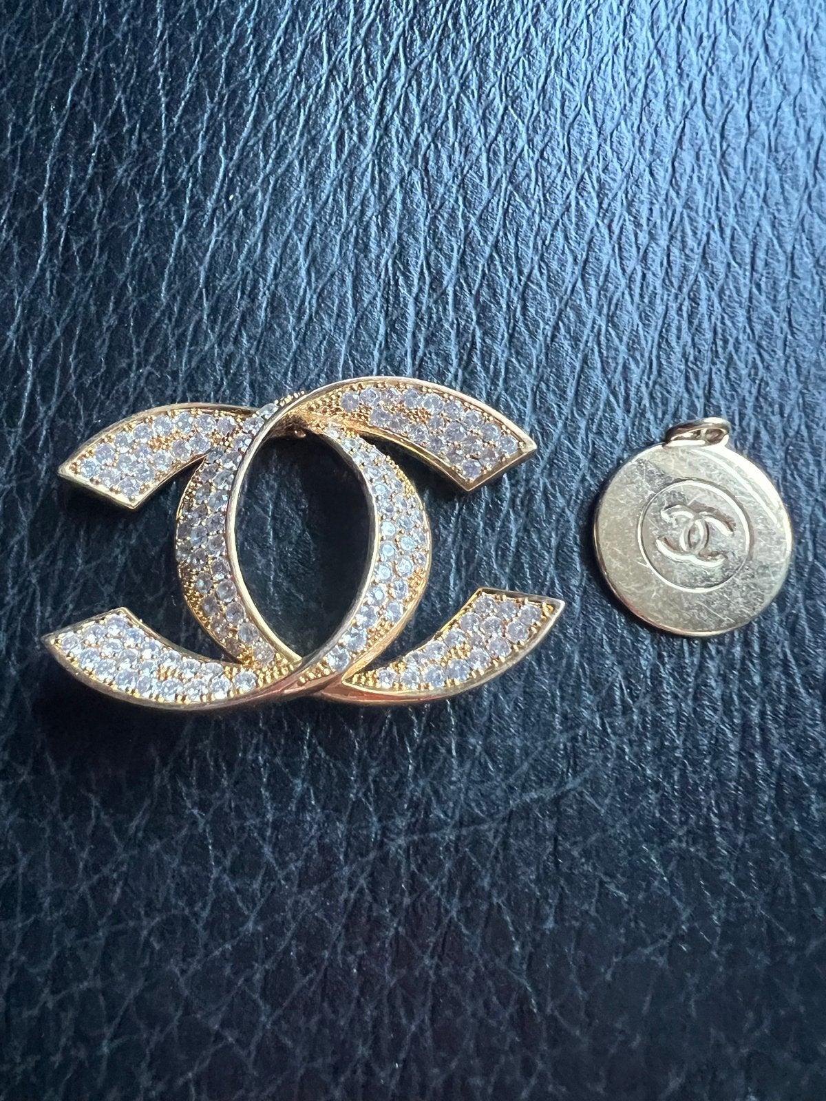 Chanel Broche en Hanger Set - Goudkleurig met Strass, Overige materialen, 4 tot 7 cm, Gebruikt, Ophalen of Verzenden