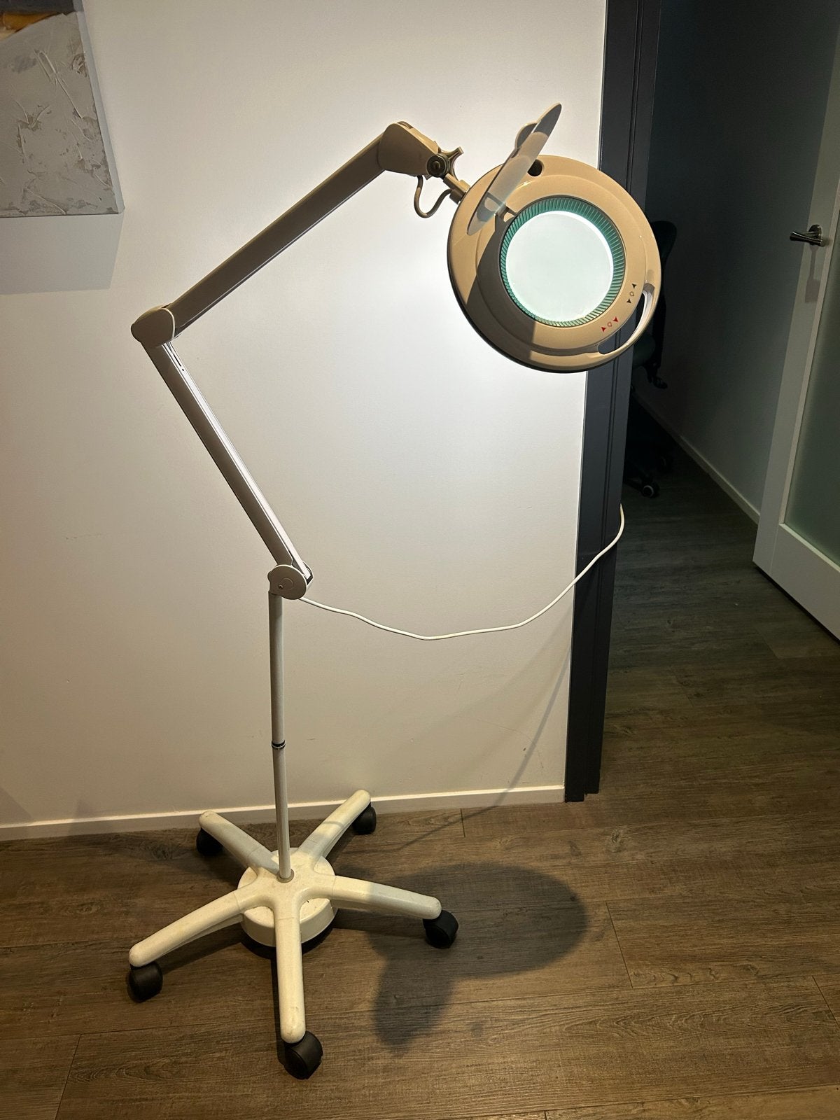 Verstelbare en verrijdbare loeplamp - Ideaal voor salon, Ophalen, Gebruikt, Loeplamp