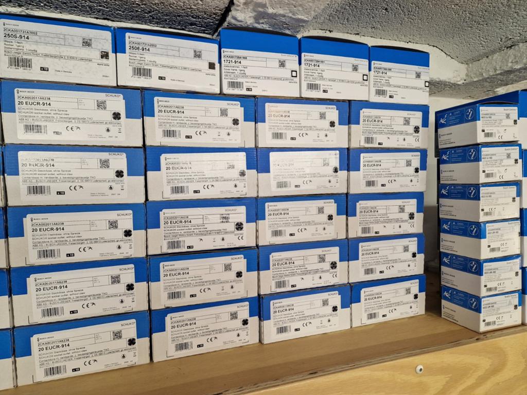 Busch en jaeger ABB schakelaar stopcontact elektra partij, Doe-het-zelf en Verbouw, Elektra en Kabels, Ophalen, Nieuw, Stopcontact